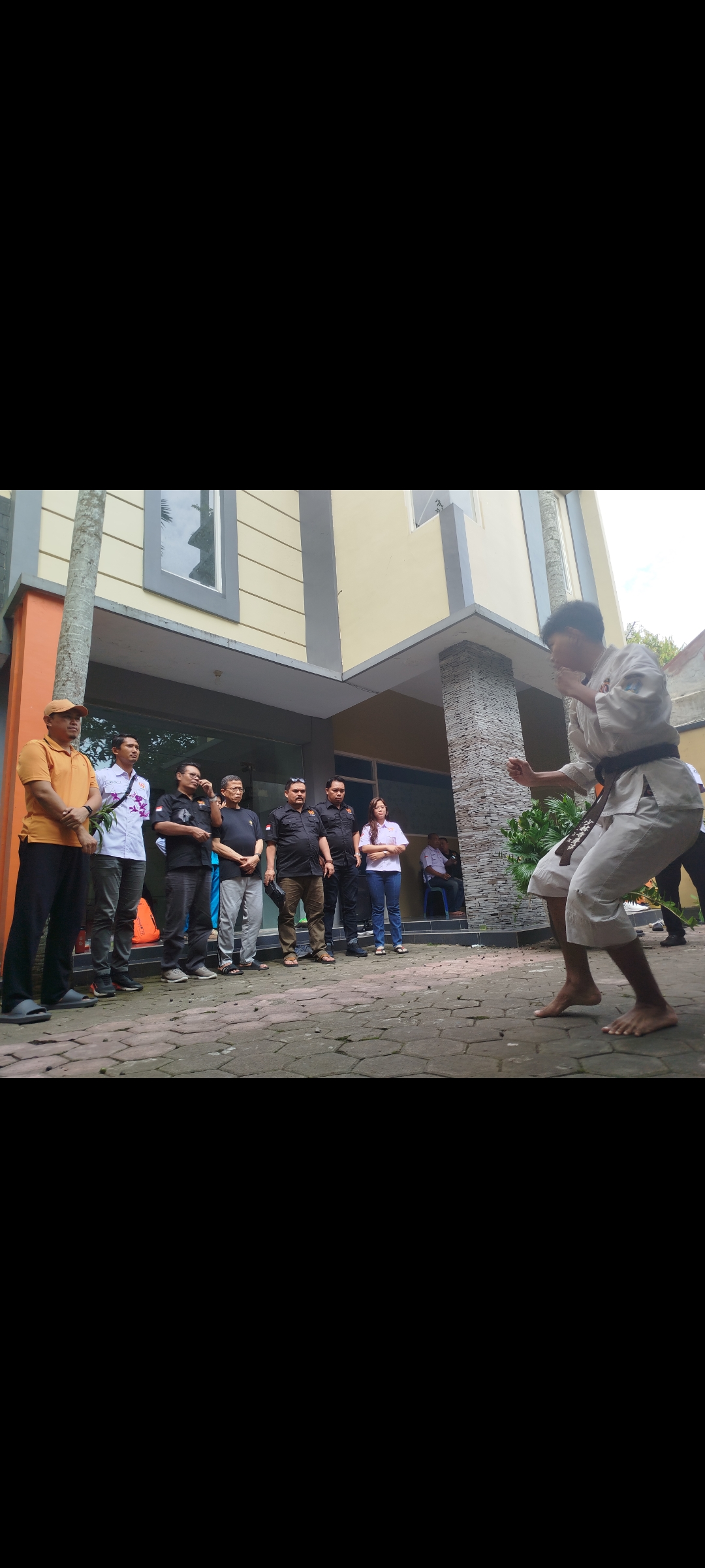 Pengurus KONI Jember bersama Pengurus Perkemi Jember menyaksikan berbagai jurus dari seni bela diri Kempo