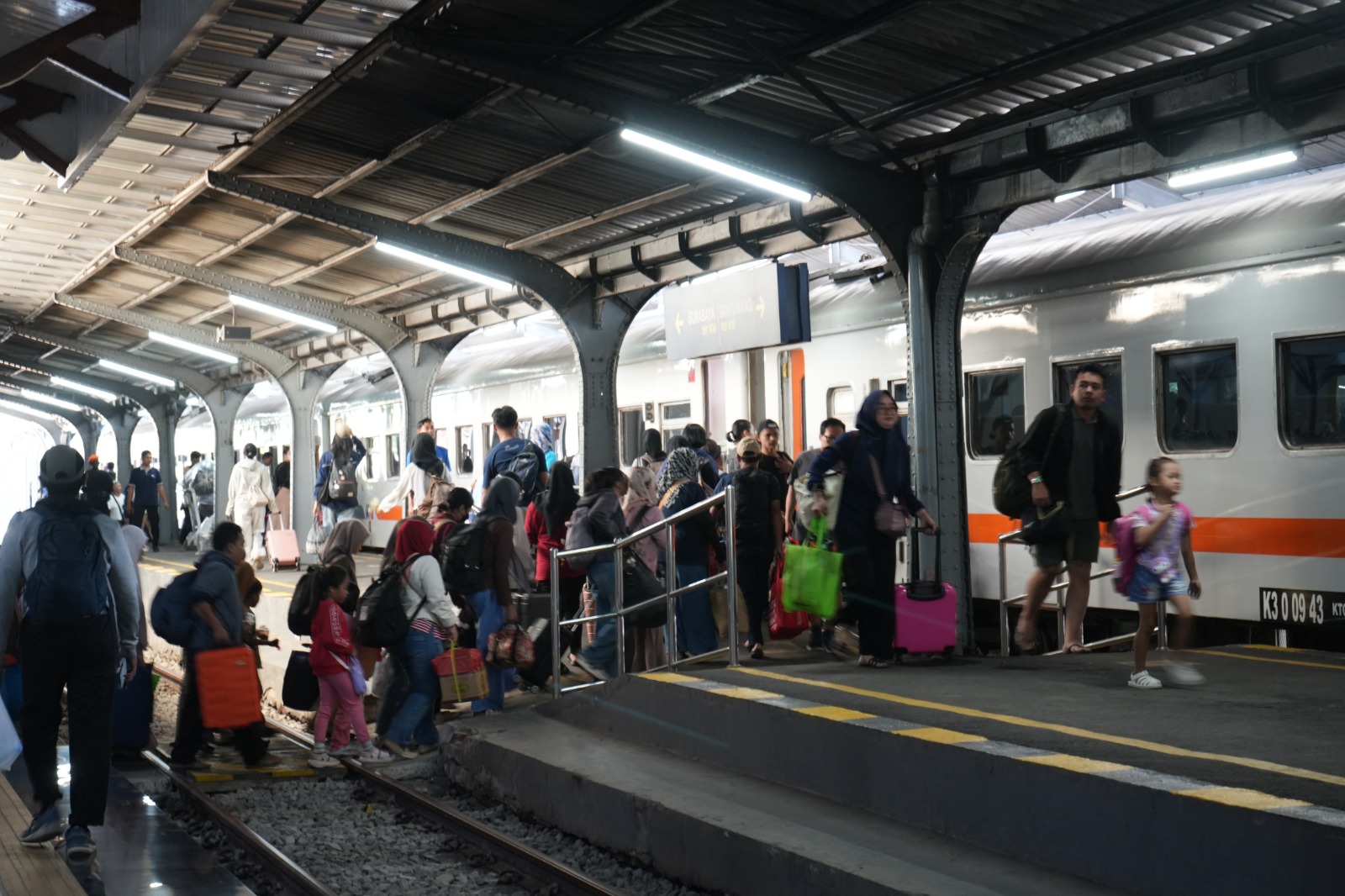 Suasana Naik Turun Penumpang KA Sritanjung di Stasiun Jember (03/01/2026). Jelang masa libur nataru berakhir, jumlah penumpang masih cukup tinggi.