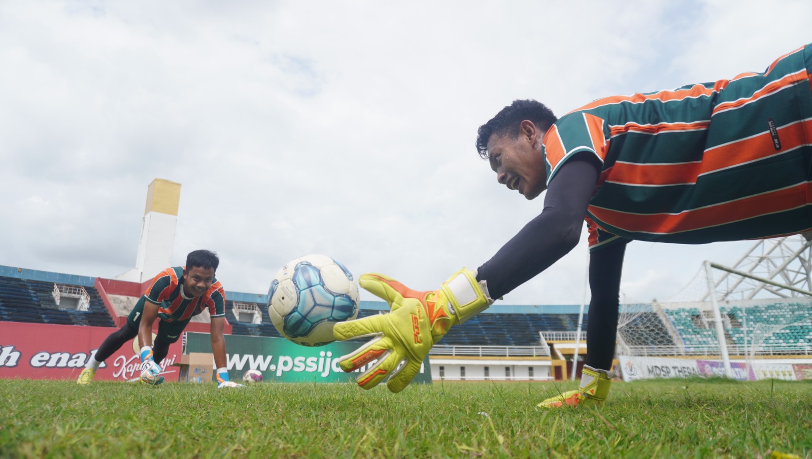 Pemain Persid Jember berlatih di Stadion JSG. Jelang Putaran 32 Besar Liga 4 Jatim, Persid Jember Mantapkan Garis Akhir Lini Belakang