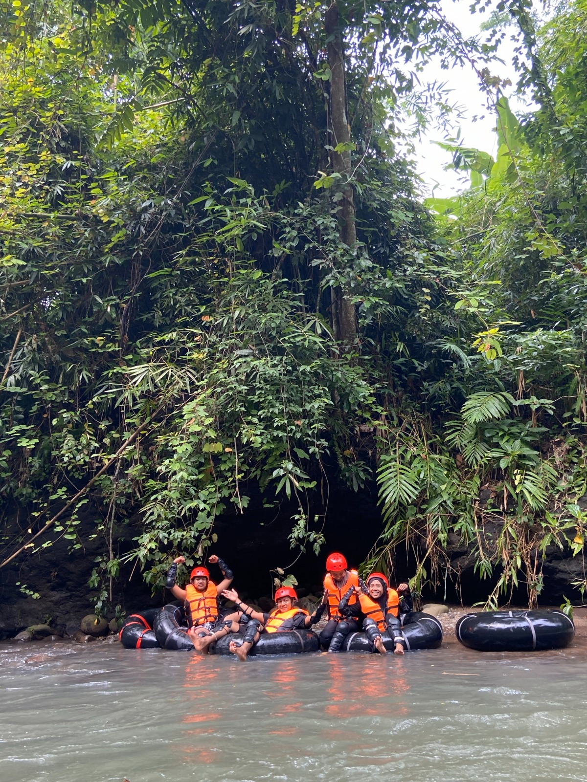 Serunya River Tubing Alami di Sungai Rajeh Desa Karangbayat Jember, cukup bayar segini bisa main sepuasnya