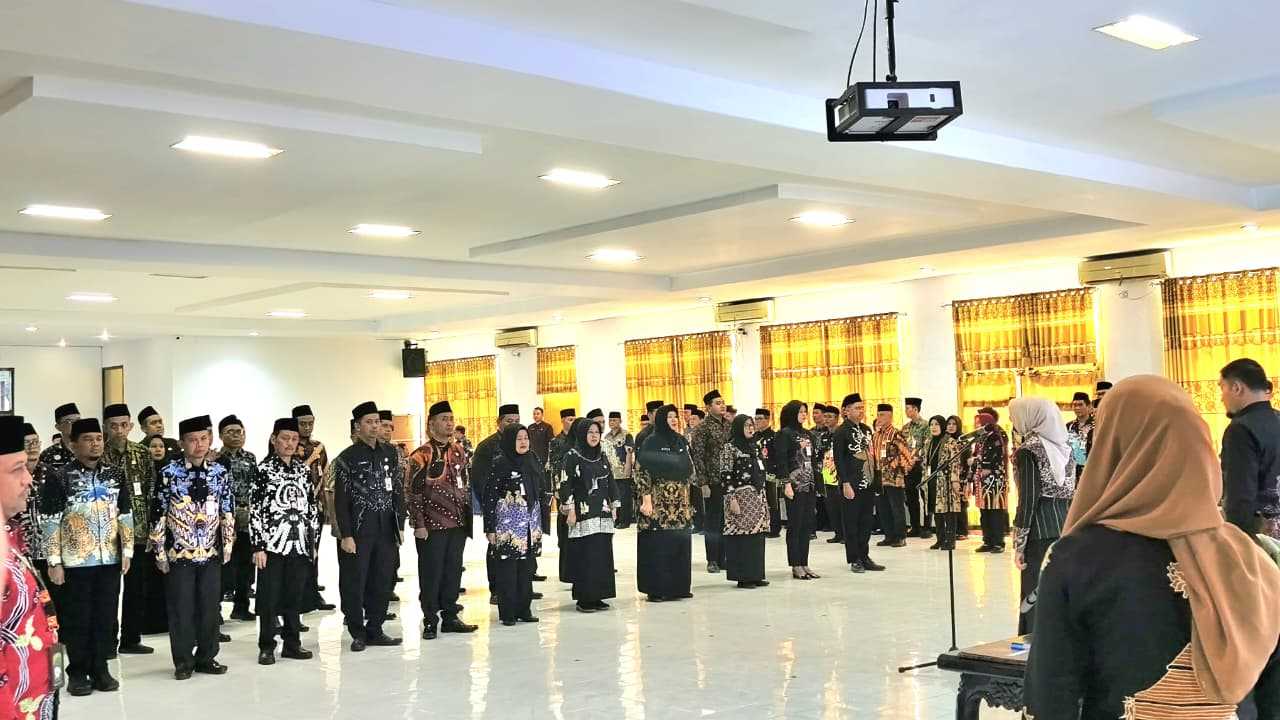 Lantik pejabat, Bupati Lumajang Bunda Indah tegaskan jabatan adalah amanah untuk melayani rakyat.