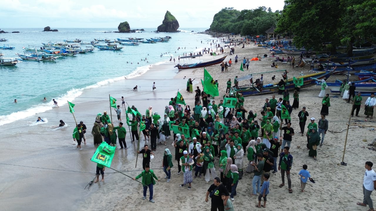 PPP ajak kader peduli lingkungan dengan merayakan tasyakuran harlah di Pantai Papuma Lojejer, Wuluhan Ambulu.