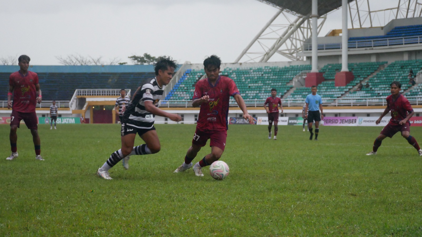 Laga persid Jember vs Inter Kediri di Stadion Jember Sport Garden. Kini, Persid kembali dipercaya jadi tuan rumah babak 16 besar