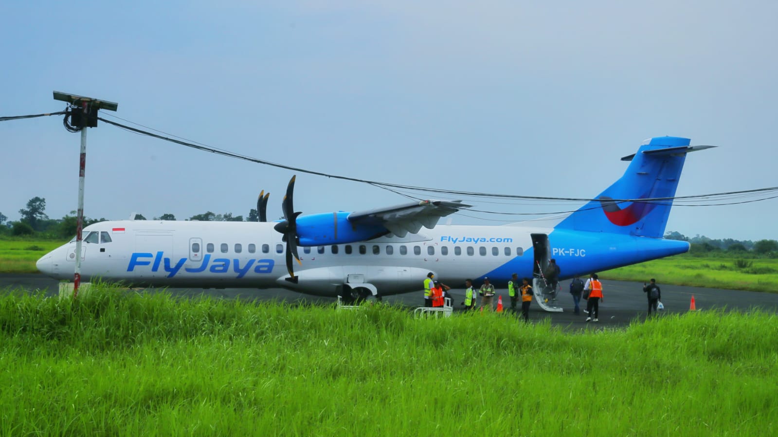 Pesawat FlyJaya di Bandara Notohadinegoro Jember, Selasa (13/1/2026). Penerbangan Jember&ndash;Jakarta Kembali Dibuka, Tiket Mulai Rp1,4 Juta