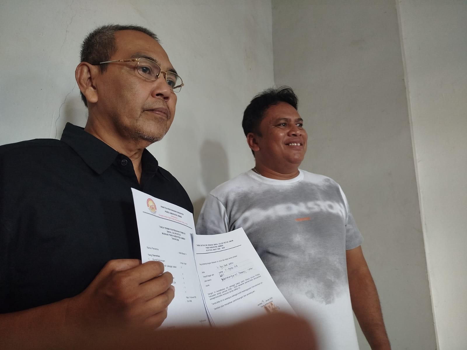 DAFTAR: Pendaftaran Agus Hadi Santoso (kiri) sebagai bakal calon ketua POBSI Jember diterima oleh Ketua Tim Penjaringan dan Penyaringan Muskab POBSI Jember, Andik Slamet. (DWI SISWANTO/RADAR JEMBER  &nbsp;