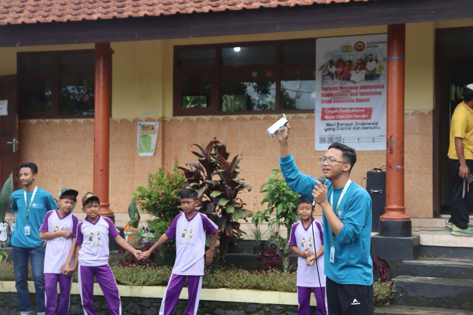 Mahasiswa BK 7 Unair memberikan edukasi tentang pemilahan sampah ke pelajar