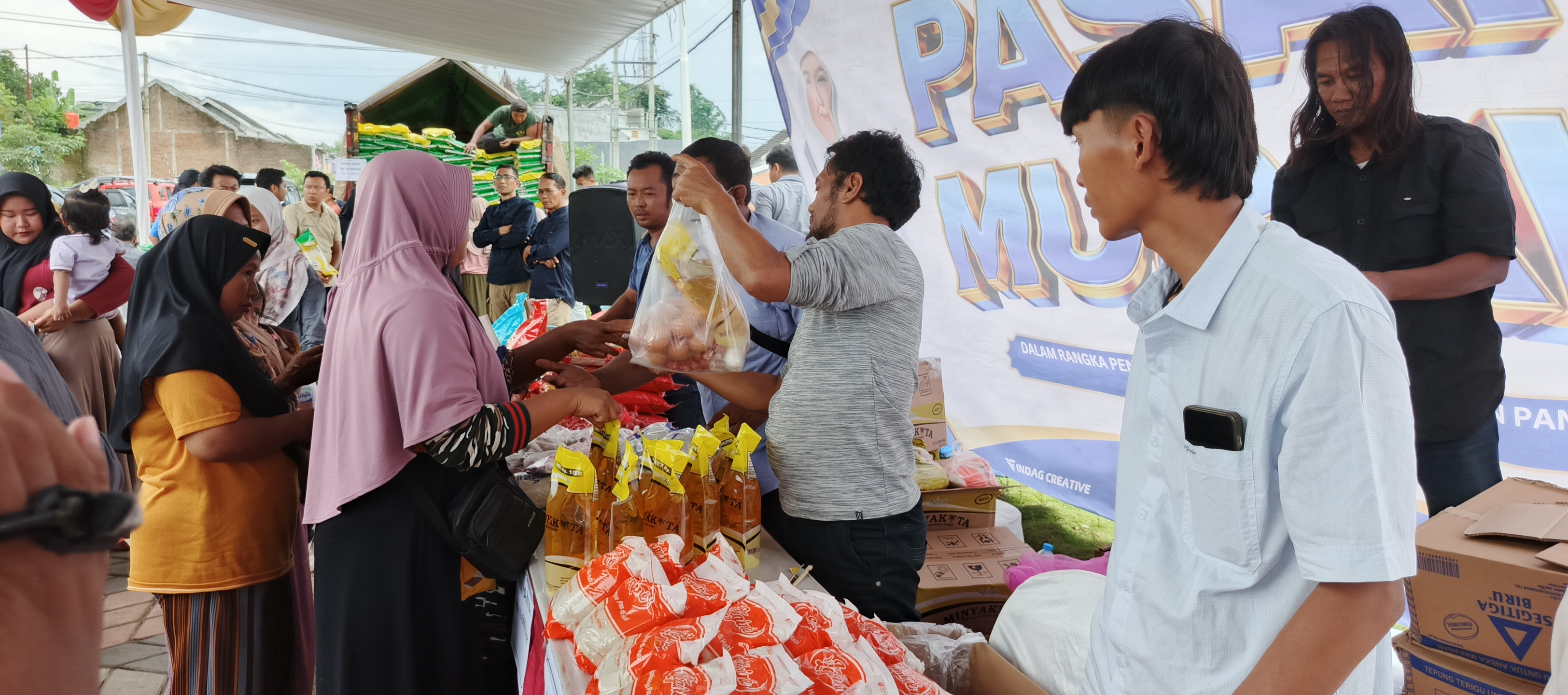 STOK BANYAK: Operasi pasar oleh pemerintah dan Bulog dilakukan guna menjaga stabilitas harga. (MAULANA/RADAR JEMBER)