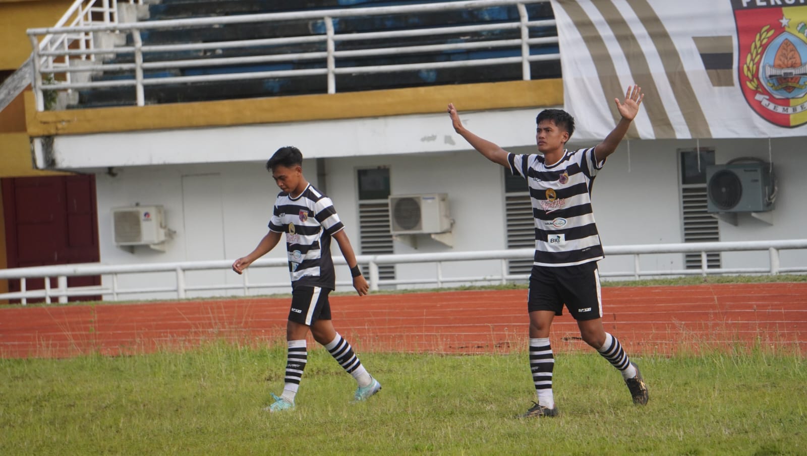 Striker Persid Jember Ghifari Faiz Aditya (kanan) berselebrasi usai berhasil mencetak gol lewat penalti ke gawang Persida Sidoarjo di grup KK babak 16 besar Liga 4 Jatim di Stadion JSG, kemarin.