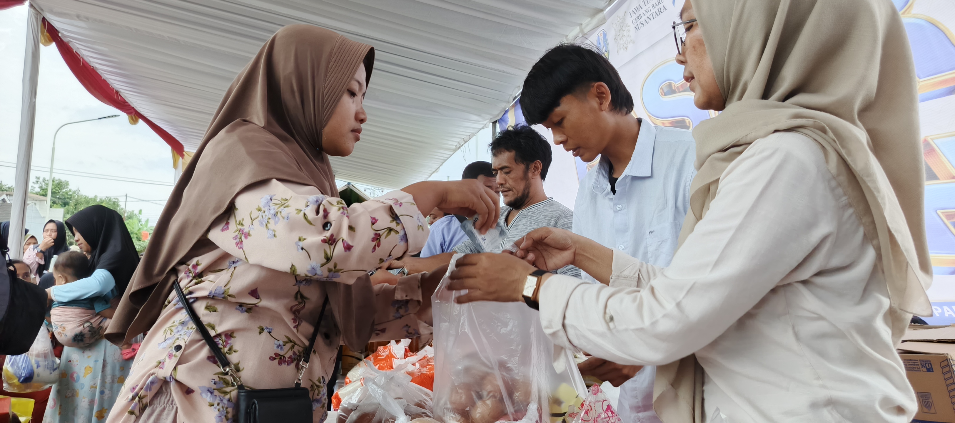 STOK BANYAK: Bulog bersama pemerintah menjual beras untuk stabilitas harga. (MAULANA/RADAR JEMBER)