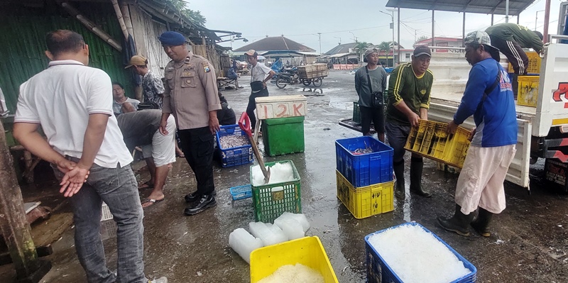 JAGA KEAMANAN: Polisi tetap melakukan pengawasan terhadap pasokan ikan, guna mencegah kemungkinan adanya bahan pengawet. (JUMAI/RADAR JEMBER)