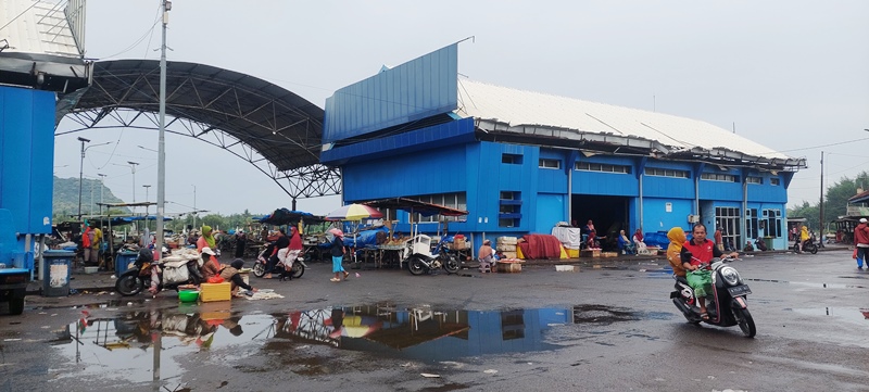 IKAN MAHAL: Suasana di TPI Puger bisa dibilang cukup sepi karena musim paceklik. Pasokan ikan dari luar Jember pun mewarnai, kemarin. (JUMAI/RADAR JEMBER)