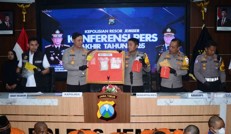 KASUS NARKOTIKA: Sejumlah kasus termasuk kasus Narkotika dirilis di Polres Jember. &nbsp;(M ADHI SURYA/RADAR JEMBER)