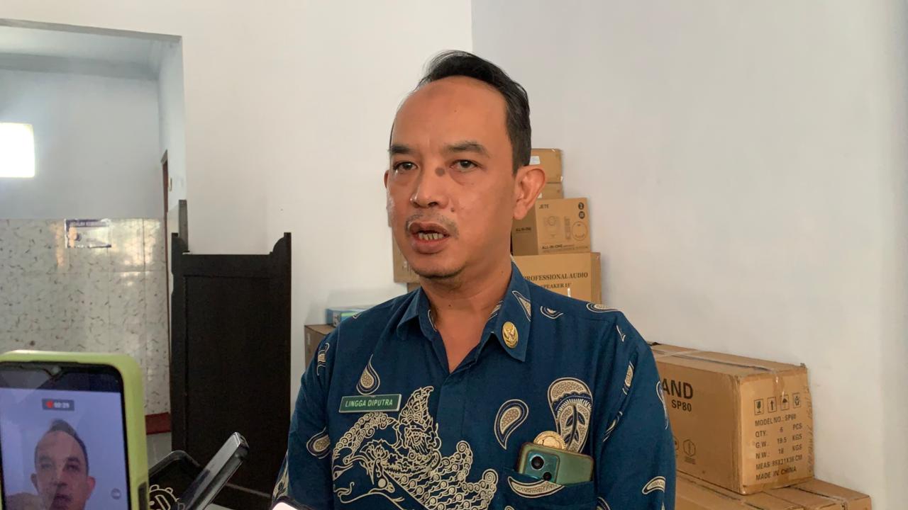 Kepala Bakesbangpol Lingga Diputra (Foto: M SIDKIN ALI/RADAR JEMBER)