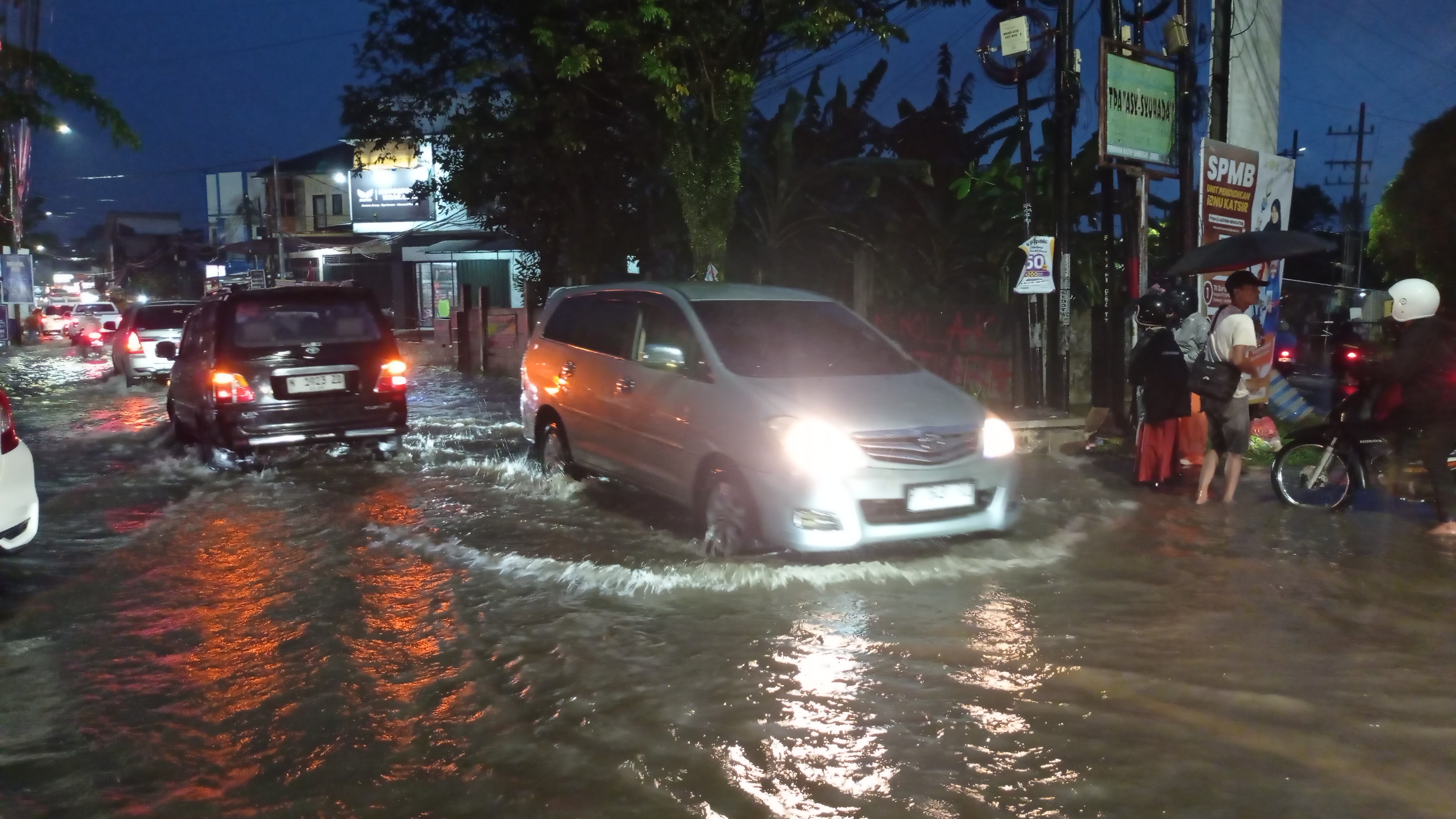 Banjir di Jalan Mastrip Jember, Jatim. BPBD Sebut belasan lokasi tergenang banjir.