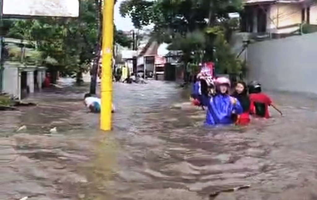 Banjir sekitar kampus di Jember. (Tangkapan Layar Video Warganet)