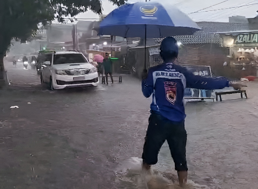 Banjir terjadi di kawasan kampus Jember. (Tangkapan layar video warganet)