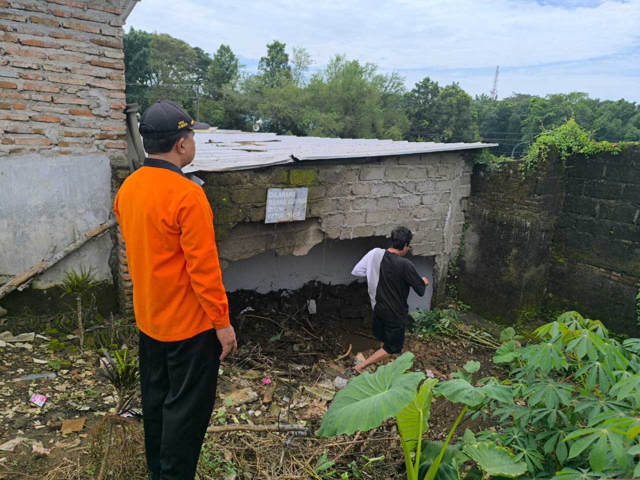 6 Jam Diguyur hujan. Rumah hingga tembok pembatas sungai ambrol. Ini kondisinya