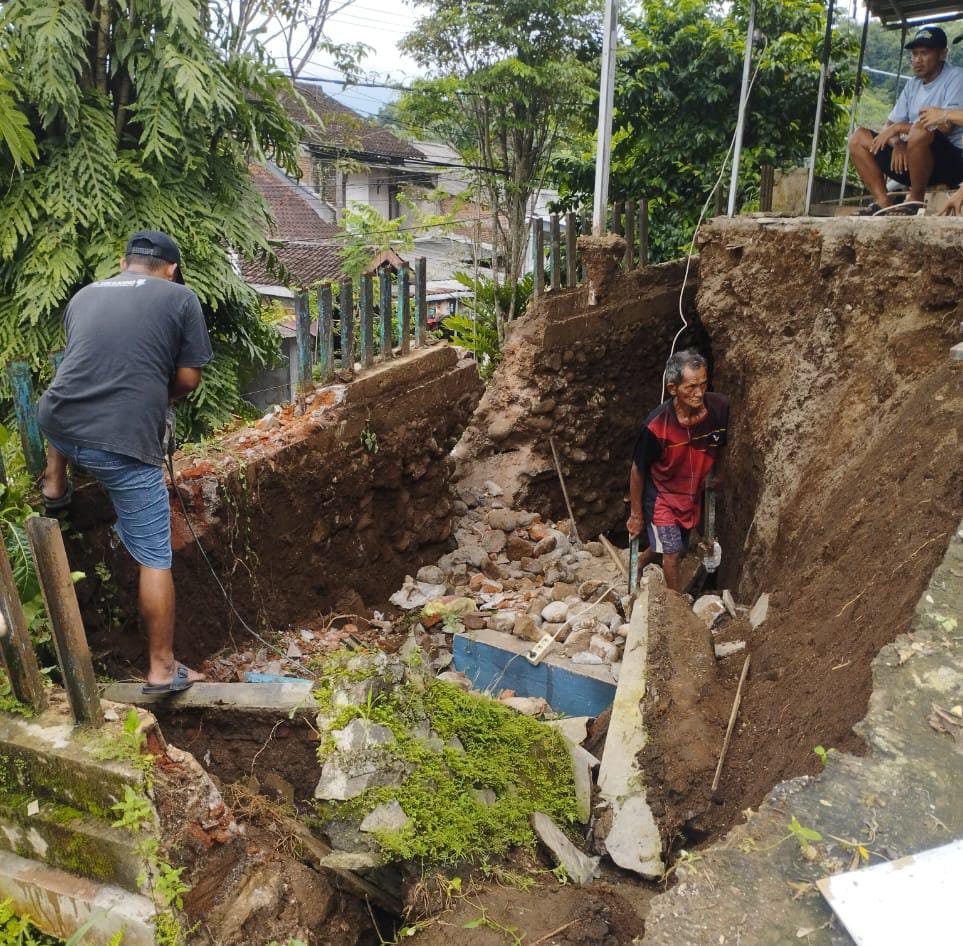Kondisi tanah longsor di Jember. Diguyur hujan deras, rumah hingga pembatas sungai ambrol di lima kelurahan dan dua kecamatan.