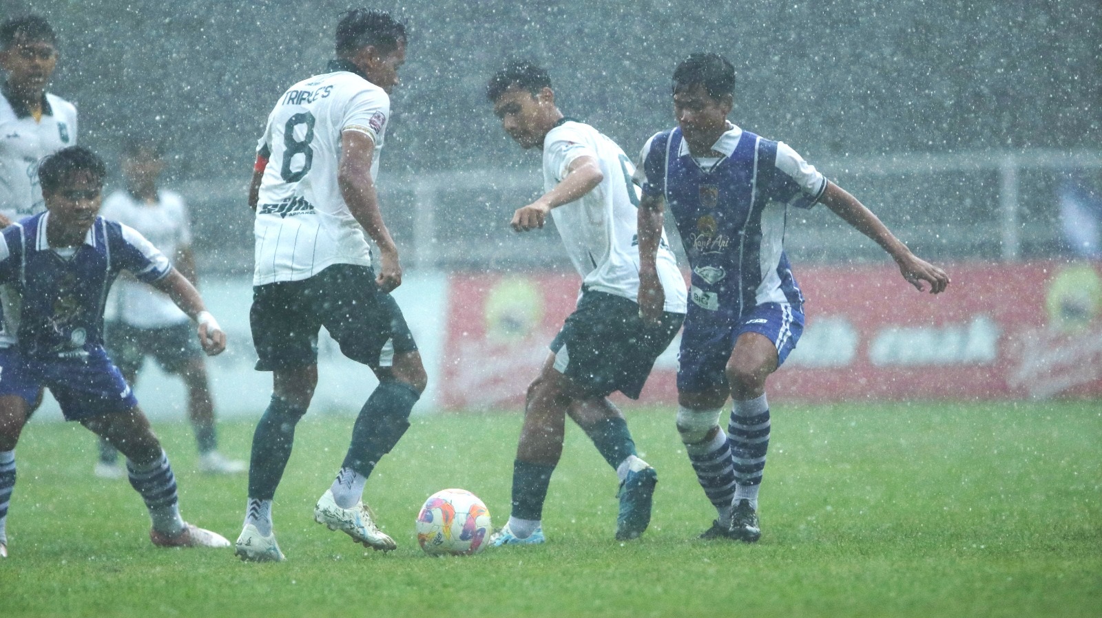 Pertandingan antara Persid Jember melawan Triple