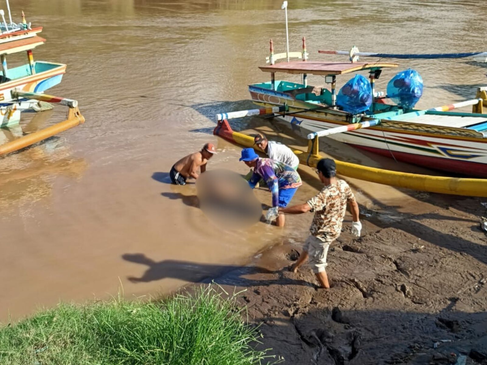 Satpolair Polres Jember bersama warga mengevakuasi jenazah Ahmad Wahid, mantan Sekdes Pakis Panti yang dilaporkan hilang terseret banjir bandang.