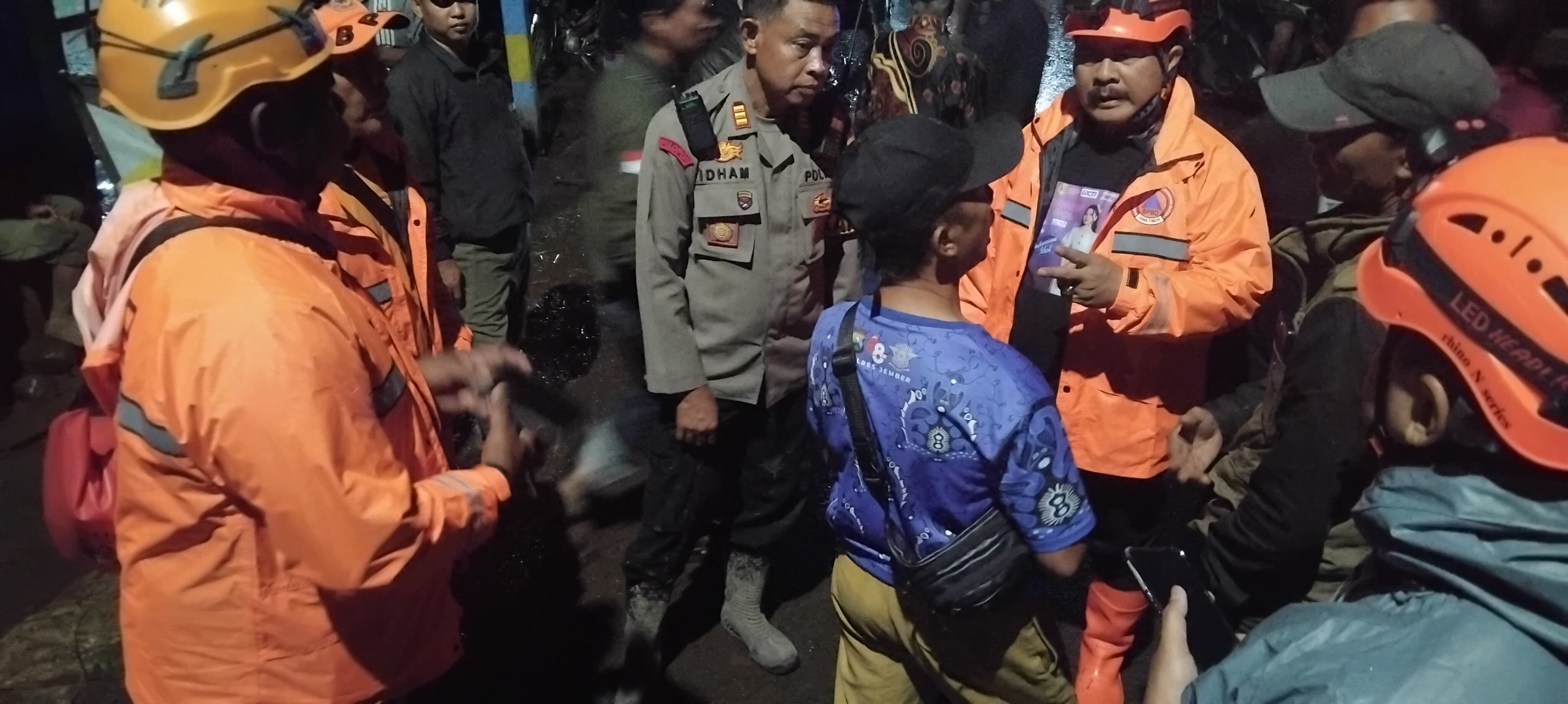 BPBD bersama Polres Jember dan relawan melakukan pencarian mantan Sekdes Pakis yang terseret banjir bandang Panti Jember, Senin (2/2/2026).