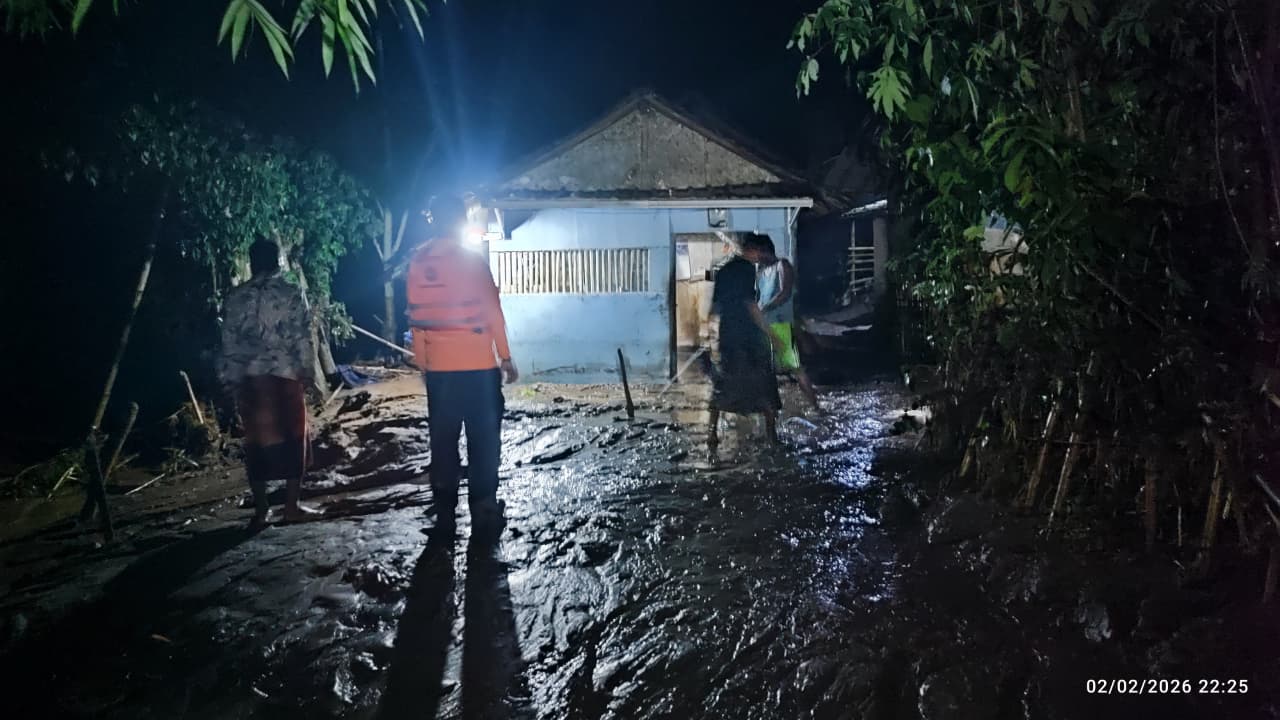 Banjir bandang terjang dua desa di Panti dan Rambipuji, Kabupaten Jember. Seorang warga dilaporkan terseret arus banjir, Senin malam (2/2/2026).