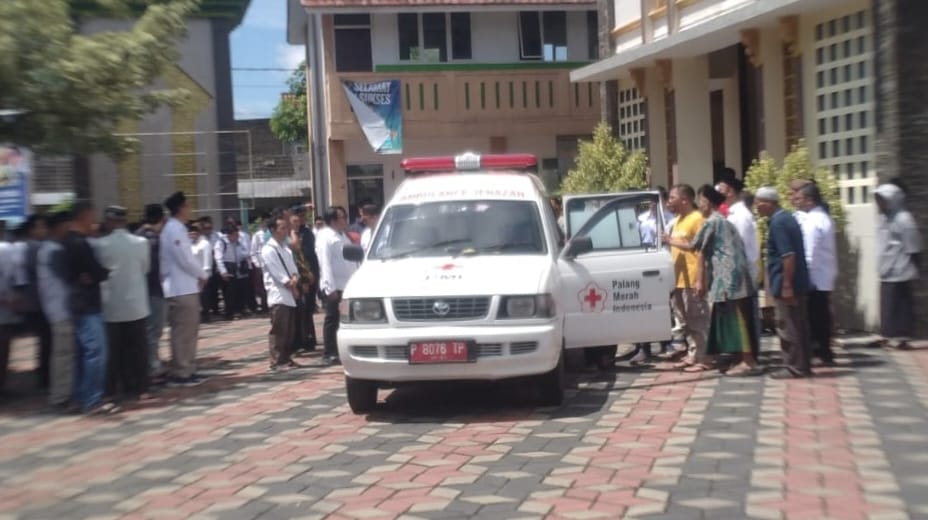 Ambulans Jenazah milik PMI Jember mengantarkan dosen UIN KHAS Jember ke pemakaman di Lumajang