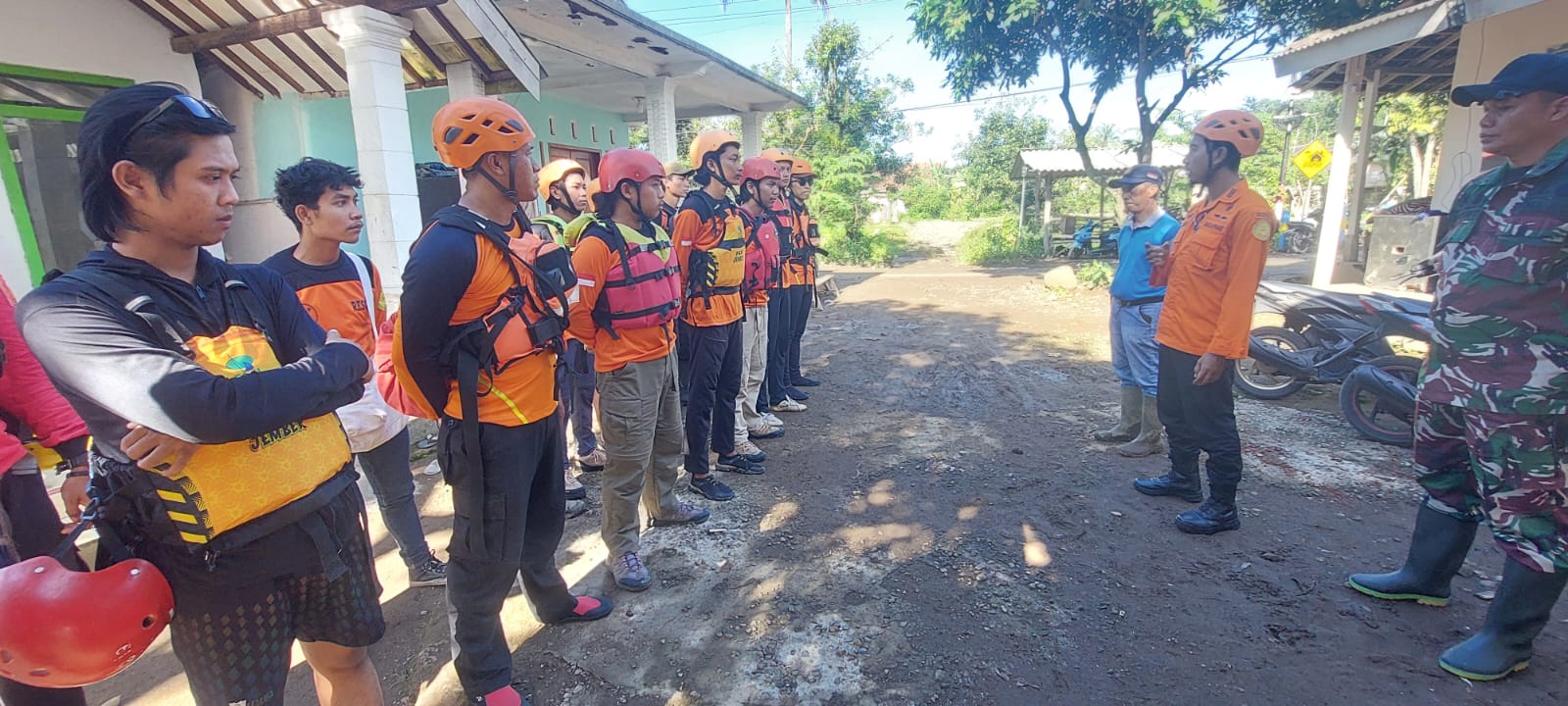 Tim SAR Gabungan berkoordinasi sebelum lakukan pencarian mantan sekdes Pakis korban yang hanyut banjir bandang, Wahid, di Sungai Petung.