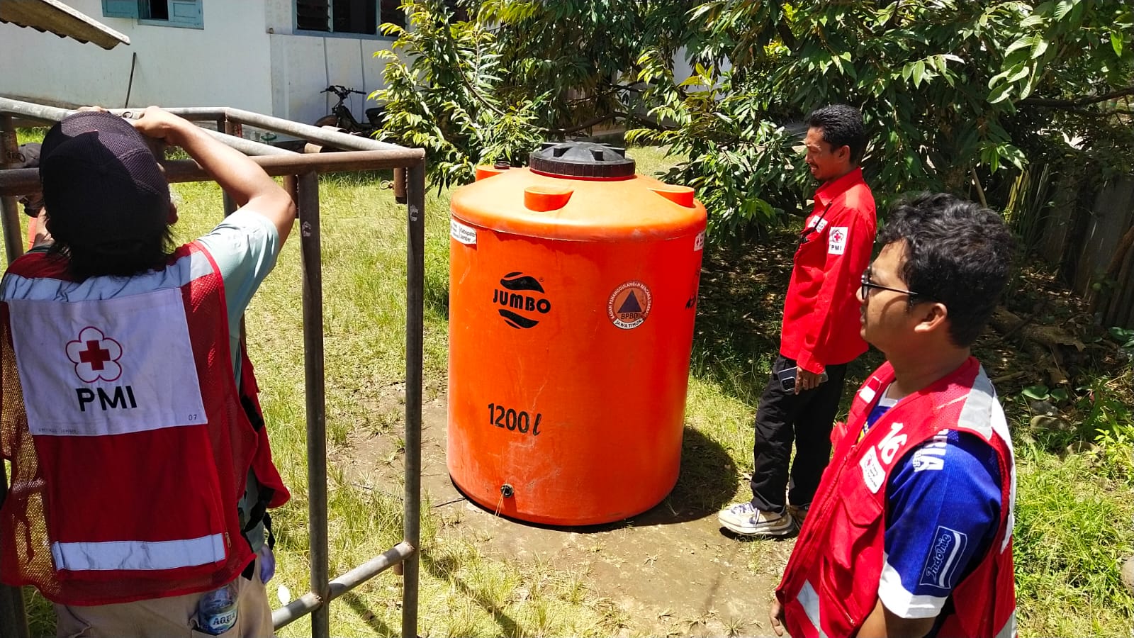 PMI Jember memasang tandon air untuk warga terdampak banjir bandang Panti setelah pipa air hilang terseret arus.