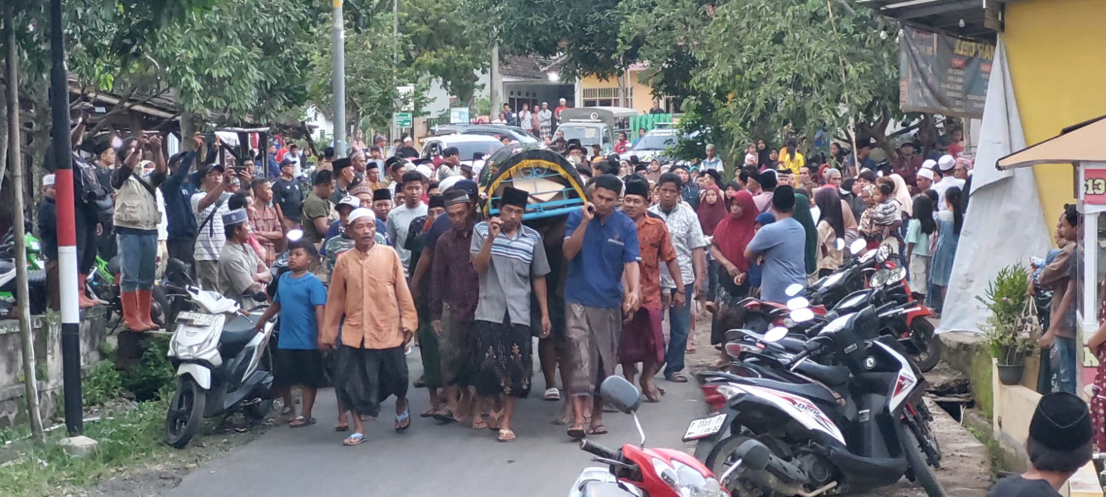 Isak Tangis Ratusan Warga Iringi Pemakaman Jenazah Mantan Sekdes Pakis yang Menjadi Korban Banjir Bandang Panti Jember