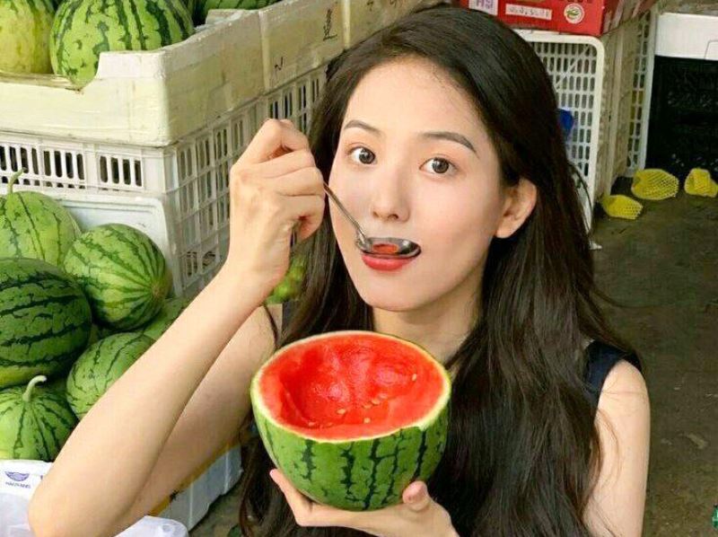 Gambar perempuan menikmati buah semangka (Peklel☆-pinteret)