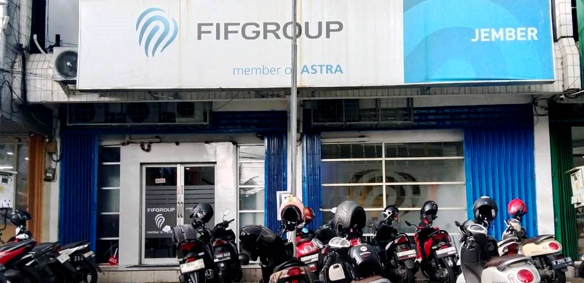 Susasana halaman Kantor Cabang FIFGROUP Jember, di Jl Diponegoro No. 10, Kelurahan Kepatihan, Kecamatan Kaliwates, Kabupaten Jember. (FOTO: NUR HARIRI/RADAR JEMBER)