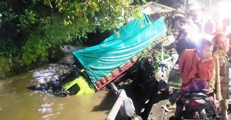 JADI TONTONAN: Sejak truk gandeng kelelep di sungai, warga banyak yang menyaksikan hingga evakuasi truk selesai dilakukan. (JUMAI/RADAR JEMBER)