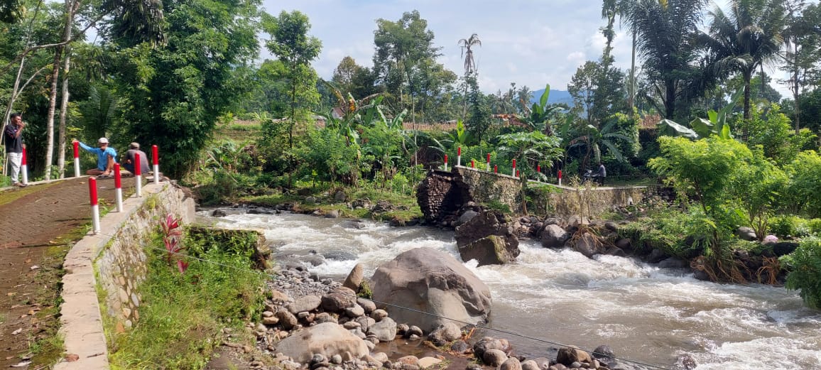 Jembatan Penghubung Dua Dusun di Panti Jember Putus Diterjang Banjir, Warga Terpaksa Memutar Jauh, Begini Kondisinya