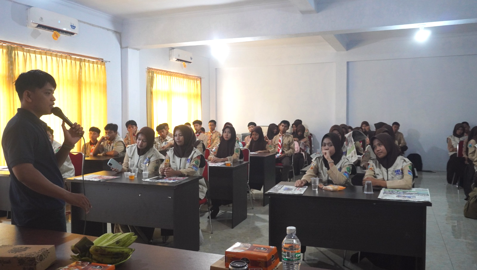 Suasana pelatihan jurnalistik di SMK IBU Pakusari Jember, Sabtu (7/2/2026). Sebagai fondasi awal jurnalistik, ekstra kurikuler jurnalistik sekolah ini menggandeng Jawa Pos Radar Jember.