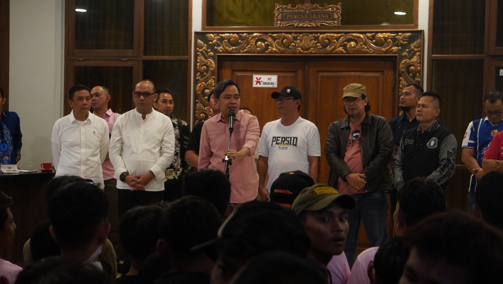Bupati Jember Muhammad Fawait menyambut kedatangan pemain, ofisial, dan suporter Persid Jember. Pemkab menjanjikan bonus, ini syaratnya.