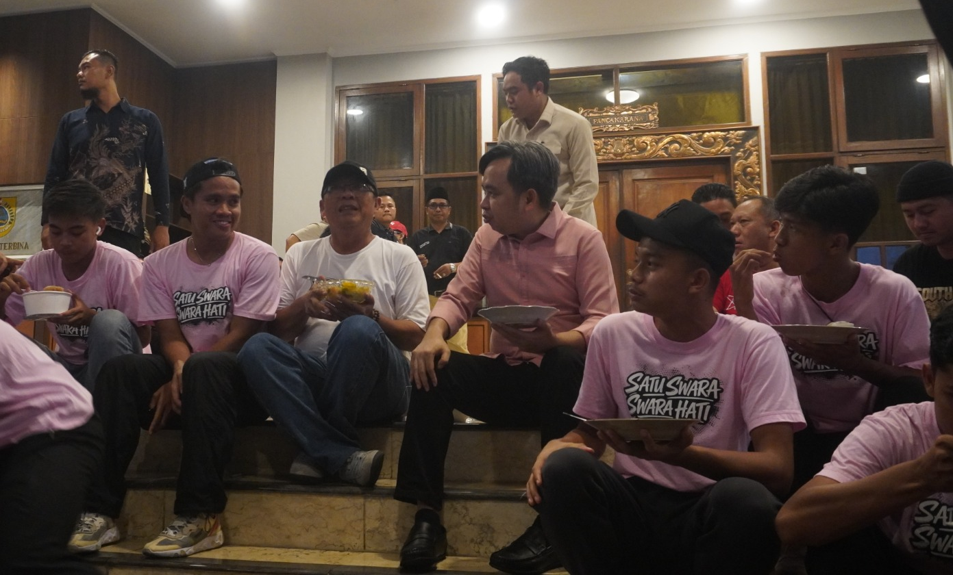 Bupati Jember Muhammad Fawait berbincang bersama pemain Persid Jember di Pendapa Wahyawibawagraha, Sabtu (7/2/2026).
