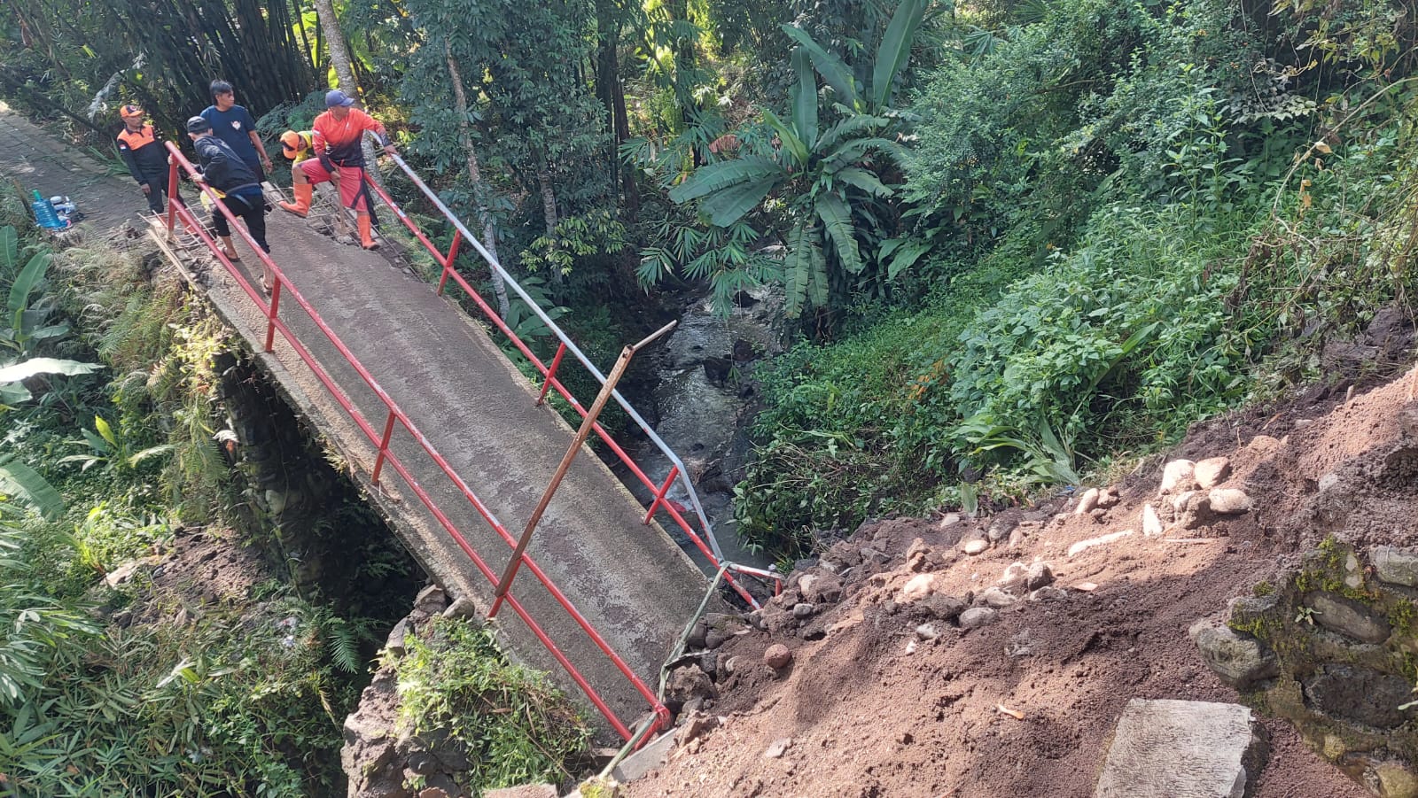 Kondisi jembatan di Desa Karangpring, Kecamatan Sukorambi, Jember putus. Puluhan KK tak bisa beraktivitas normal
