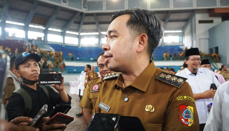 Bupati Jember Muhammad Fawait berpesan agar pers tetap menyajikan berita yang akurat. (MAULANA/RADAR JEMBER)