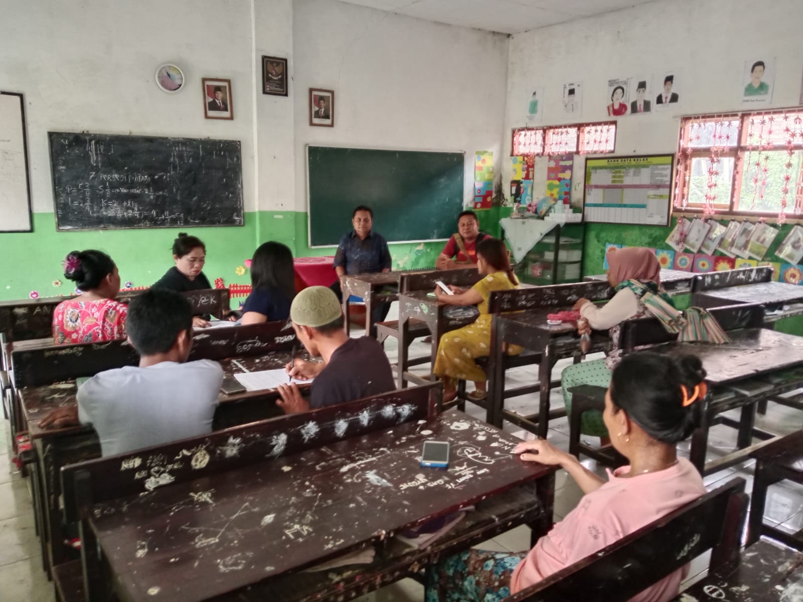 Pertemuan antara orang tua siswa yang digeledah, sekolah, dan dinas pendidikan di salah satu SD Negeri di Jelbuk Jember