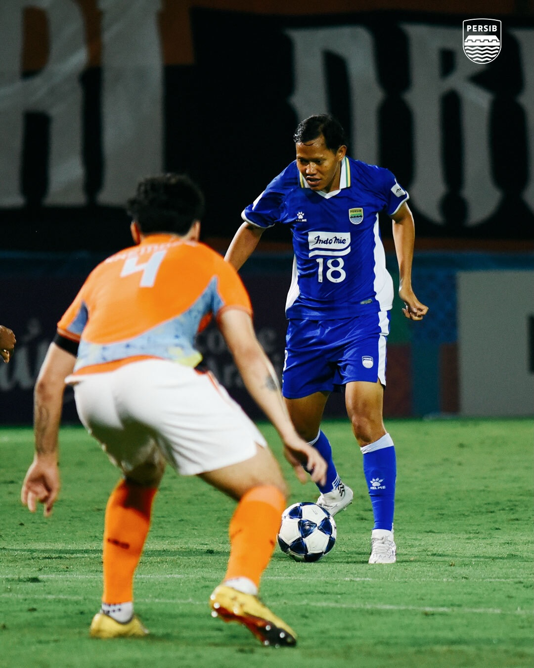 Gocek Bola: Gelandang Perisb Bandung Adam Alis sedang menggiring Bola kala menghadapi Ratchaburi FC di Thailand, Rabu (11/2) (foto: Instagram Persib)