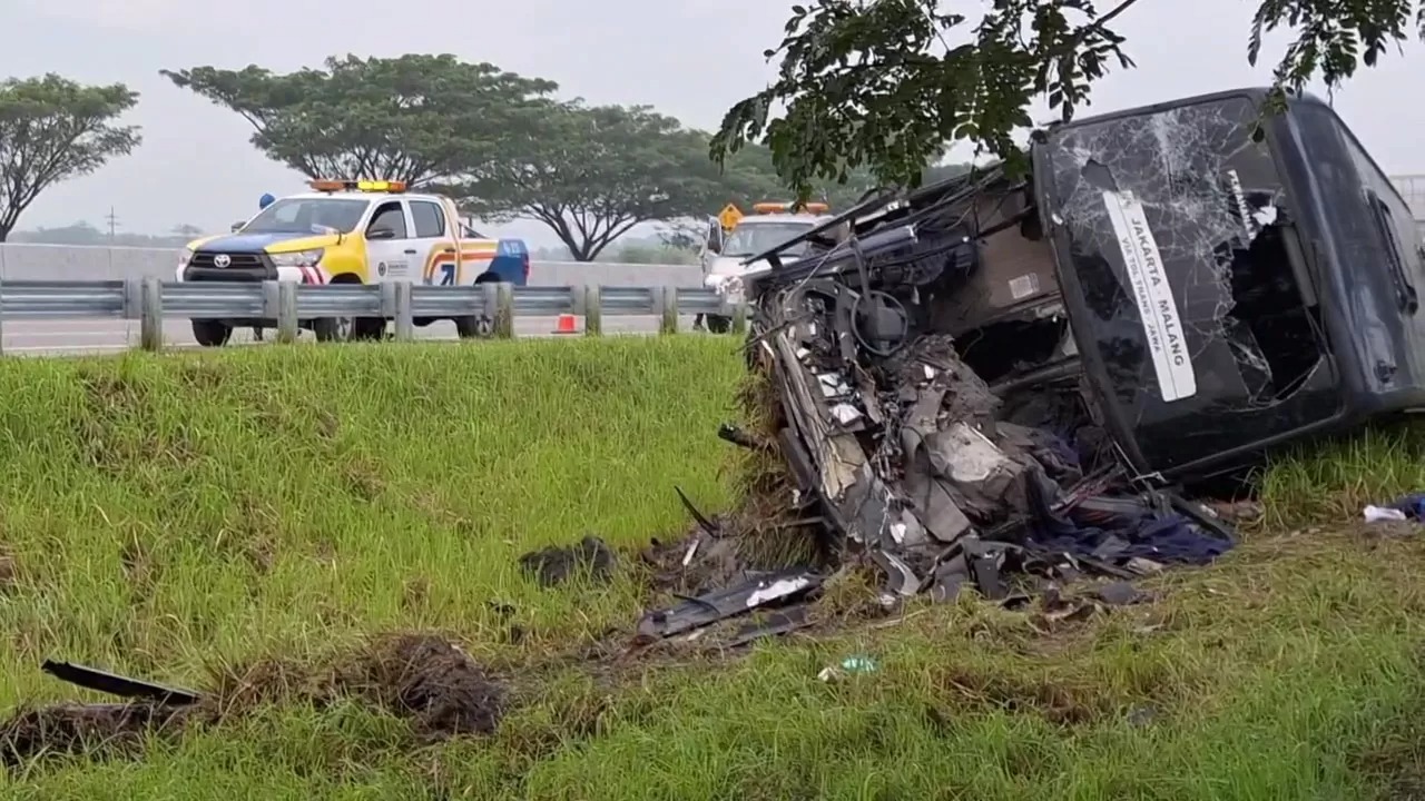 Bus double decker Indorent rute Jakarta&nbsp;- Malang ringsek usai terlibat lakalantas di Tol Solo-Ngawi, Kamis (12/2).