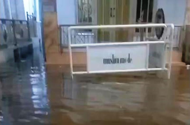 Air sungai Jompo meluap dan masuk ke rumah warga di Kampung Ledok, Kelurahan Jember Kidul, Kecamatan Kaliwates, Kabupaten Jember, Kamis malam. (Foto: Netizen)