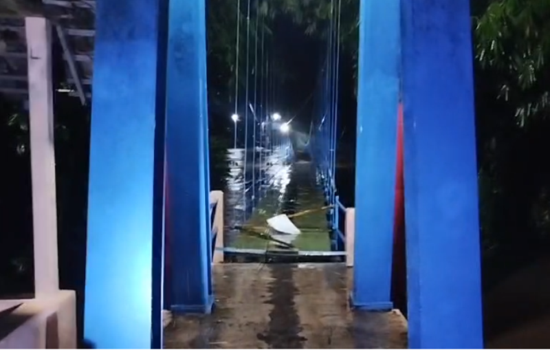 Kondisi Jembatan Darus Desa Jubung beberapa detik sebelum roboh. (Foto: Netizen)