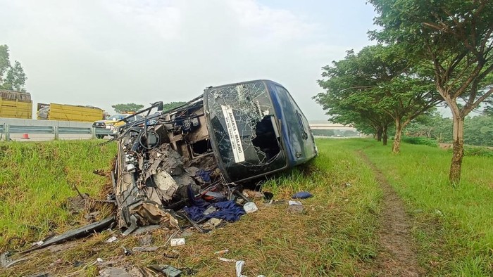 Bus Indorent yang alami kecelakaan di tol Ngawi-Solo, Kamis (12/2/2026). Satu orang meninggal dunia, ini identitasnya.