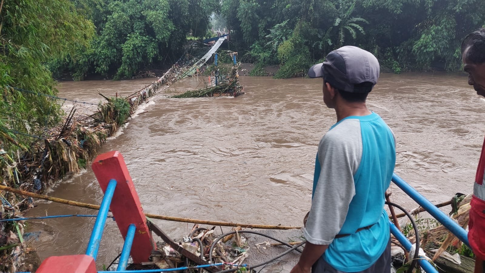 Kondisi jembatan di Jubung Jember yang terputus. Meski baru sebulan diperbaiki, jembatan ini kembali tak bisa dilalui warga.