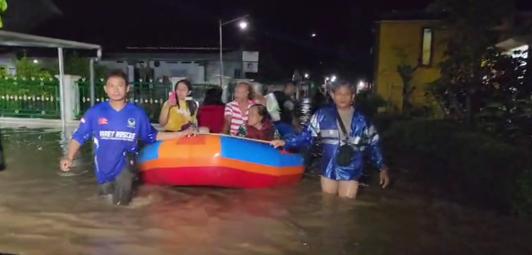 Relawan mengevakuasi warga Rambipuji dan Balung Jember. Akibat banjir ini, seorang warga dilaporkan meninggal dunia.