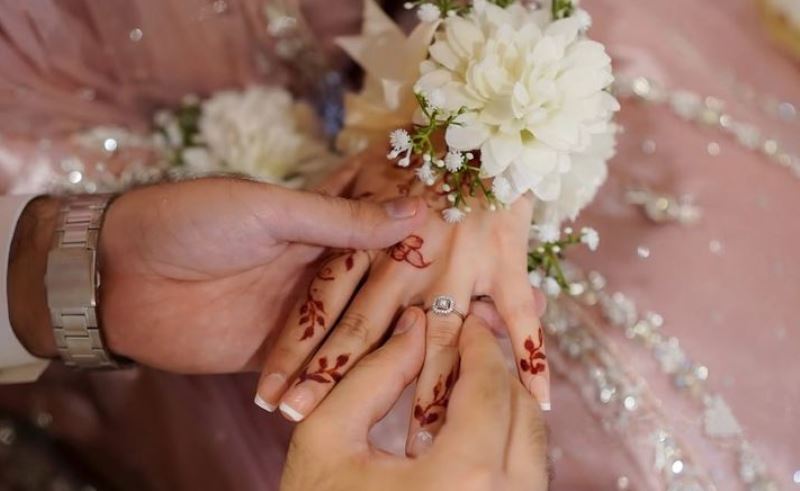 Ilustrasi pasang cincin untuk pasnagan, pacar, dan pernikahan. (Foto: mahiii_mehar-pinterest)