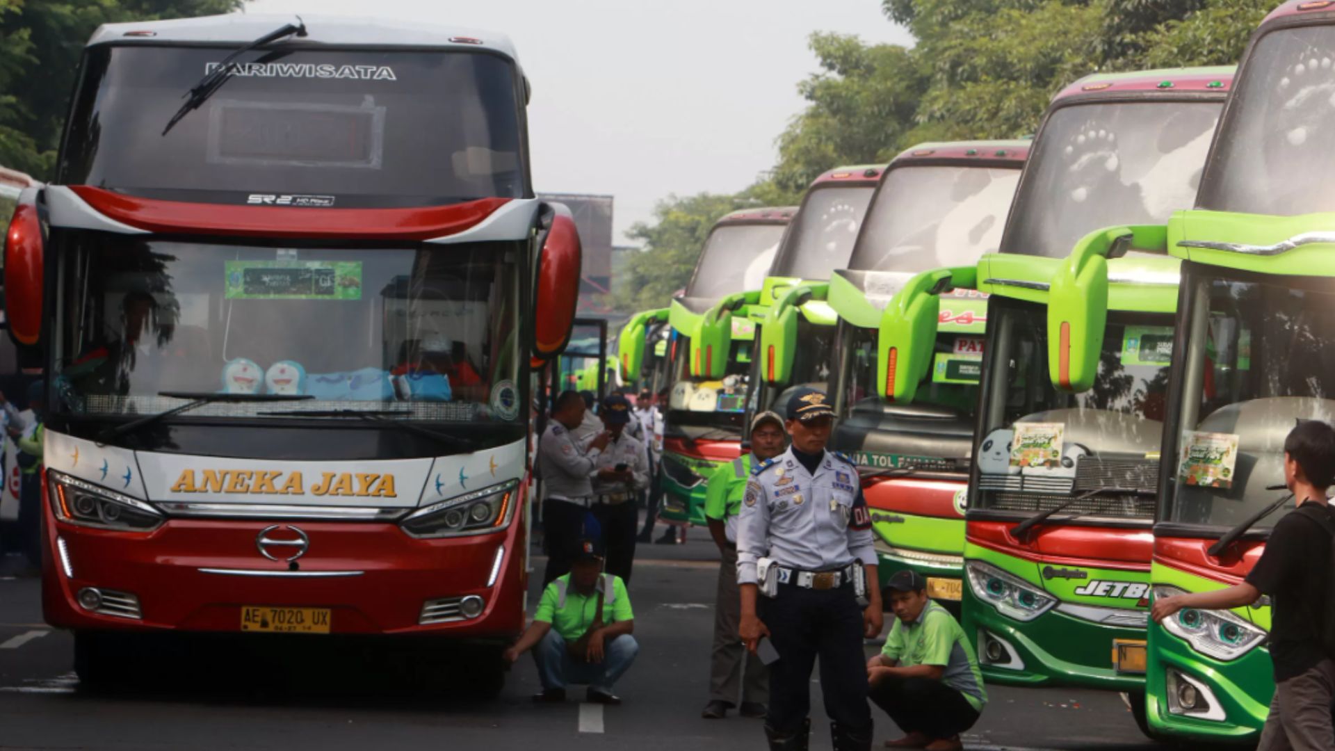 Pemprov Jatim menyiapkan ratusan bus untuk memfasilitasi mudik gratis warga ke berbagai daerah di Jatim dan menuju Jatim. (ANDY SATRIA/RADAR SURABAYA)