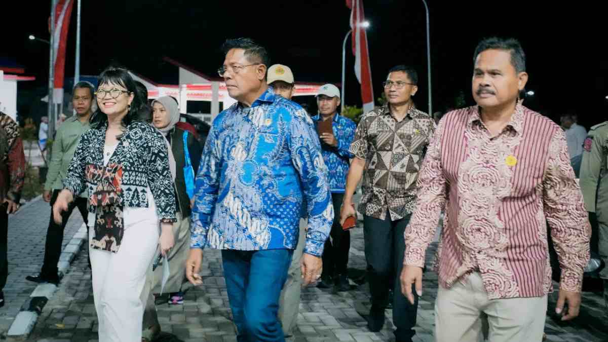 Wakil Menteri Diktisaintek Stella Christie (kiri) bersama Bupati Lombok Timur H. Haerul Warisin (tengah) meninjau lokasi pembangunan pusat riset rumput laut internasional di Desa Ekas, Kamis (12/2)